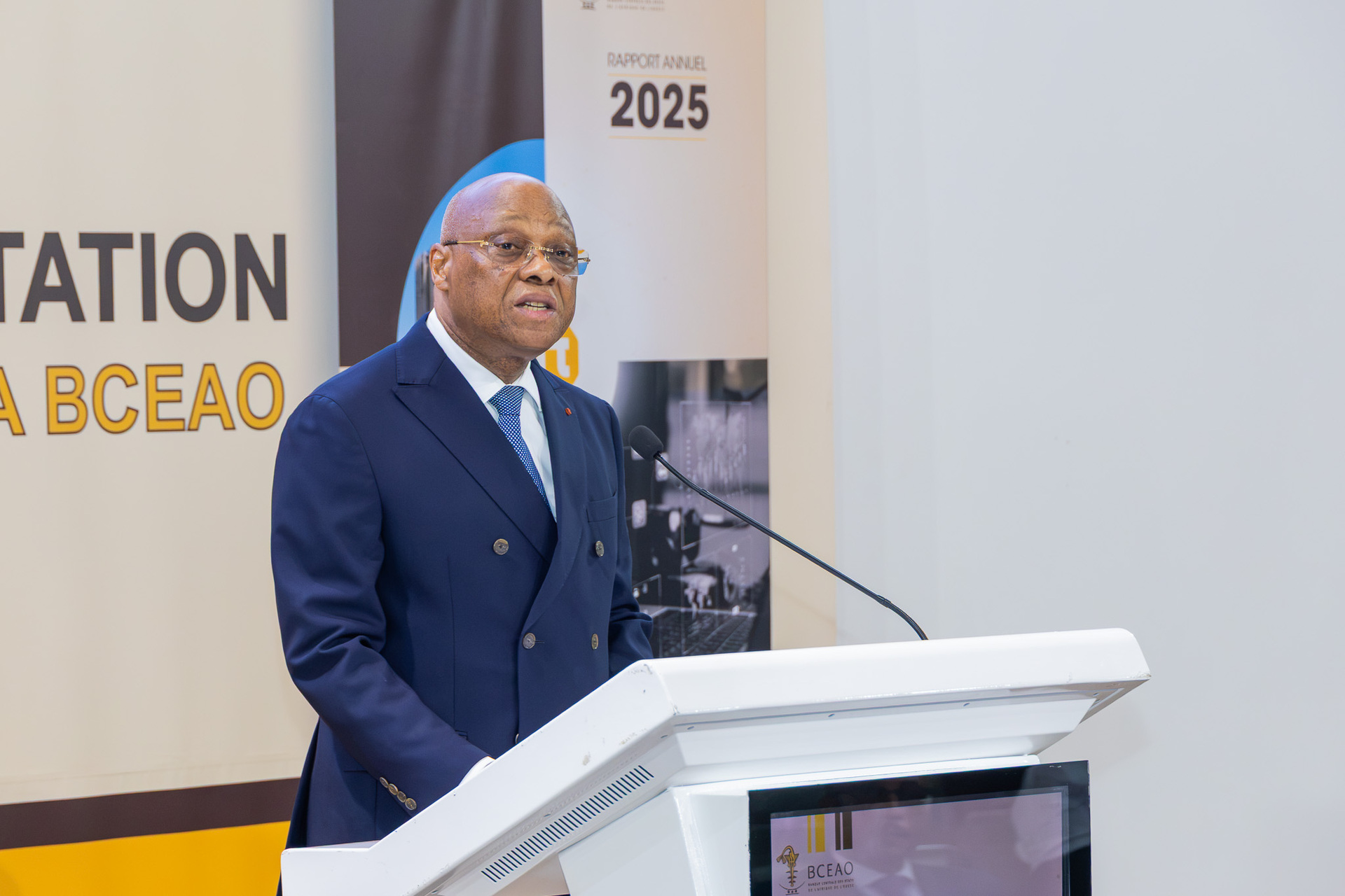 Le Gouverneur de la BCEAO, Monsieur Jean-Claude Kassi Brou, prononçant son allocution d'ouverture
