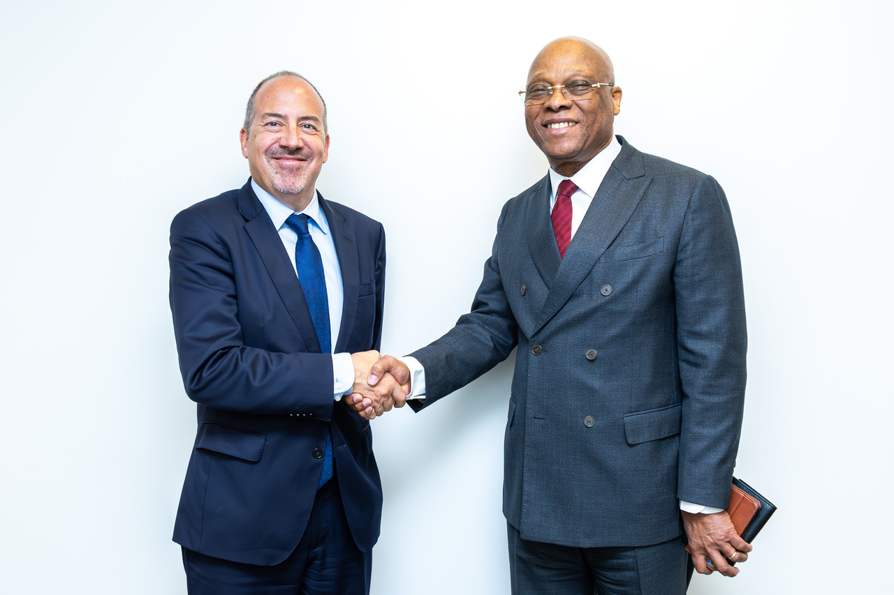 Poignée de main entre le Gouverneur de la BCEAO (à droite) et le Gouverneur de la Banque du Portugal