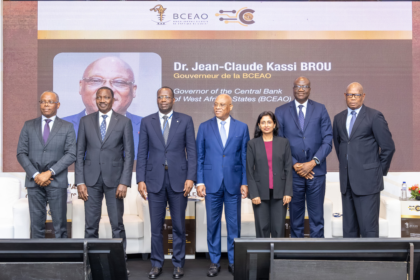 Photo de famille des Gouverneurs ayant participé à la Table ronde des Gouverneurs de banques centrales lors de la Conférence sur les crypto-actifs et les innovations numériques organisée par la BCEAO