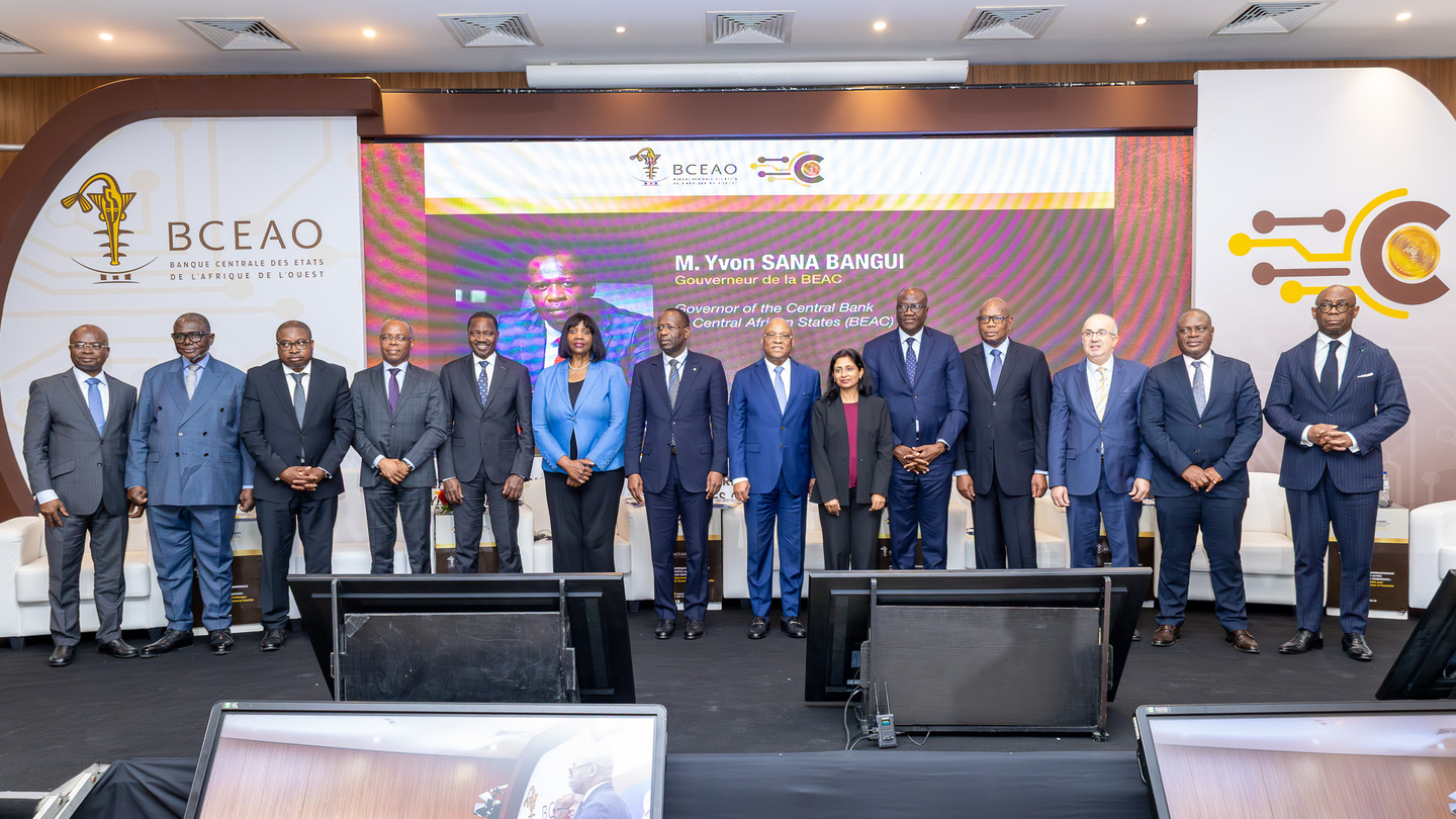 Photo de famille des Gouverneurs de banques centrales et des Responsables d’institutions financières ayant participé à la Conférence internationale sur les crypto-actifs et les innovations numériques